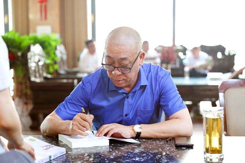 書香礦山！崔培軍書記親自贈書！